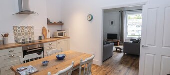The English School, Flat 2