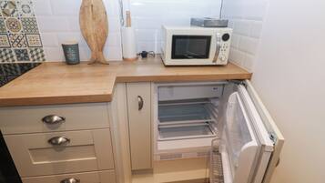 Fridge, dishwasher, electric kettle, cookware/dishes/utensils