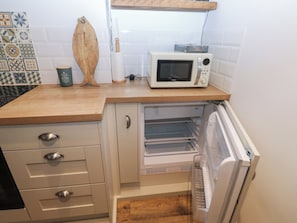 Fridge, dishwasher, electric kettle, cookware/dishes/utensils