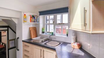 KylskÄp, vattenkokare, brödrost och grytor/köksredskap