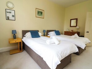 Cottage | 5 bedrooms, individually decorated, individually furnished, free WiFi - Parkfields House (Stoke-on-Trent)