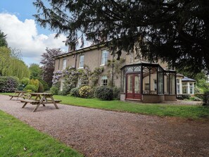 Cottage | Outdoor dining - Parkfields House (Stoke-on-Trent)