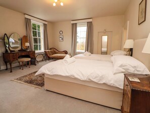5 bedrooms, individually decorated, individually furnished, free WiFi - Parkfields House (Stoke-on-Trent)