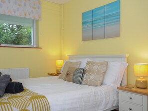 3 bedrooms, individually decorated, individually furnished, free WiFi - 37 Tamar (Callington)