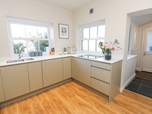 Lave-vaisselle, batterie de cuisine, vaisselle et ustensiles