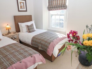 3 bedrooms, individually decorated, individually furnished, free WiFi - Artists Cottage (Richmond)