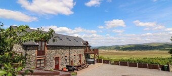 Llwyngwinau Isaf Barn