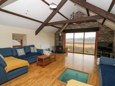 Llwyngwinau Isaf Barn