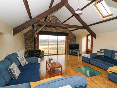 Llwyngwinau Isaf Barn