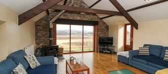 Llwyngwinau Isaf Barn