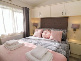 2 bedrooms, individually decorated, individually furnished, free WiFi