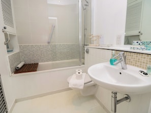 Cottage | Bathroom | Shower, hair dryer