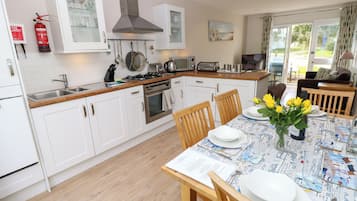 Fridge, microwave, dishwasher, cookware/dishes/utensils
