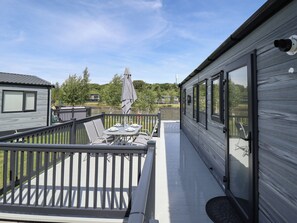 Outdoor dining - Sunset Lodge (Woodhall Spa)