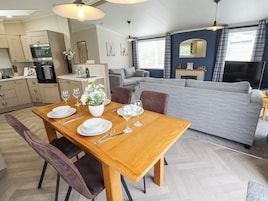 Un espacio moderno para vivir con comedor, cocina y zona de estar.