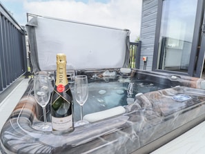 Outdoor spa tub - Sunset Lodge (Woodhall Spa)