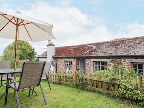 Outdoor dining - Hole Farm Stables (Newton Abbot)