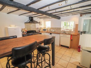 Kylskåp, diskmaskin och grytor/köksredskap