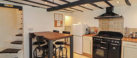 Frigorífico, lavavajillas y utensilios de cocina