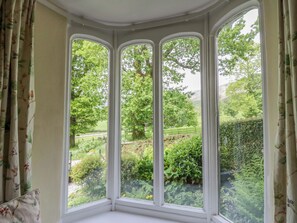 A corner room with three bay windows overlooking a garden. - Hollens Cottage (Ambleside)