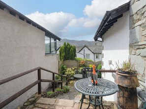 Outdoor dining - Hollens Cottage (Ambleside)