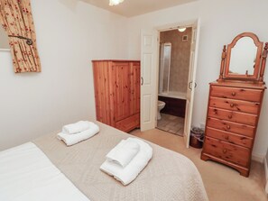 2 makuuhuonetta, yksilöllisesti sisustettu, yksilöllisesti kalustettu