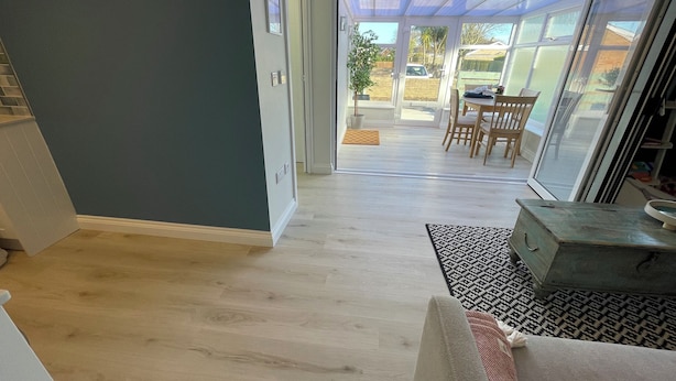 Una sala de estar moderna con un ventanal corredero que da a un patio.