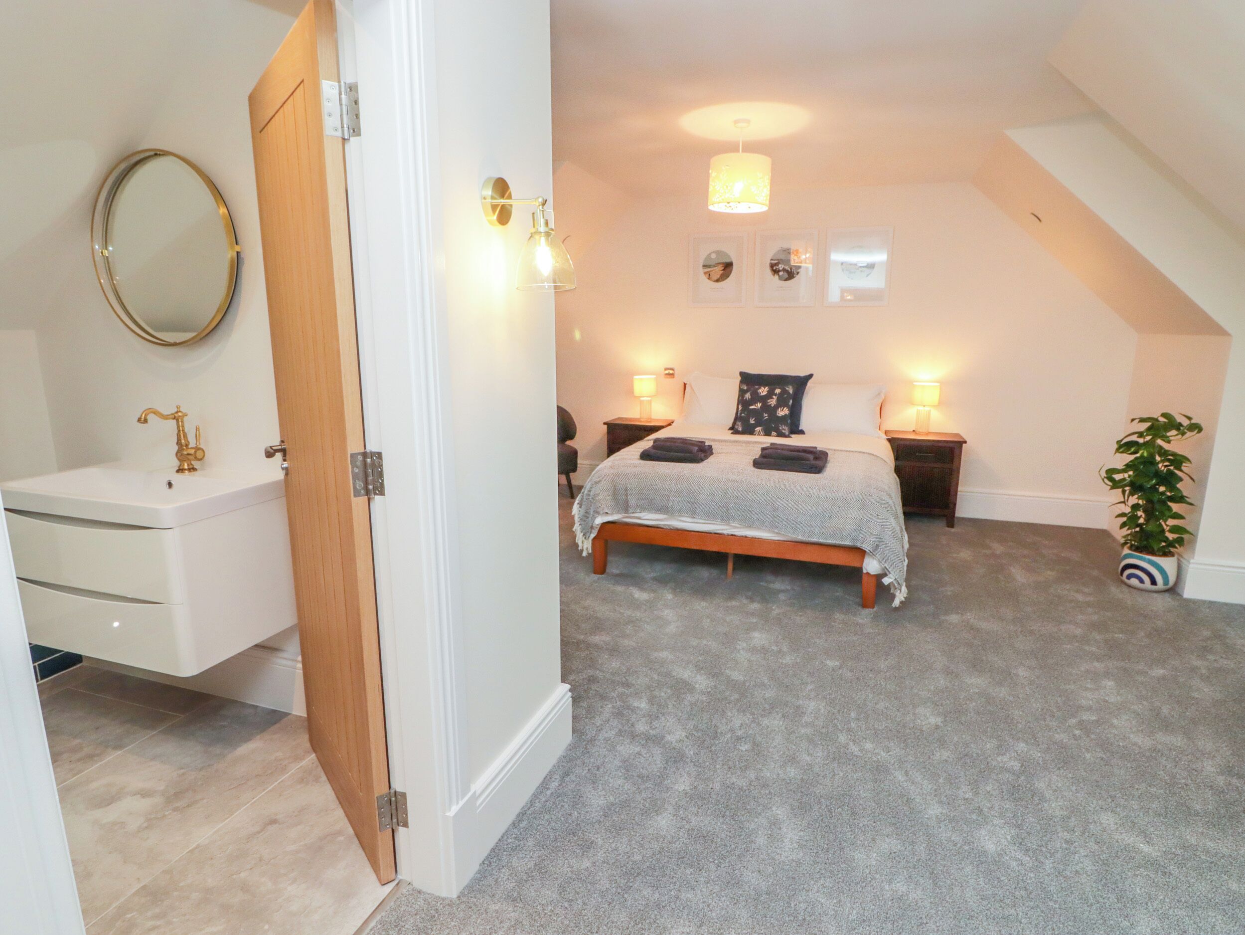 3 habitaciones, decoración personalizada y muebles diferentes 