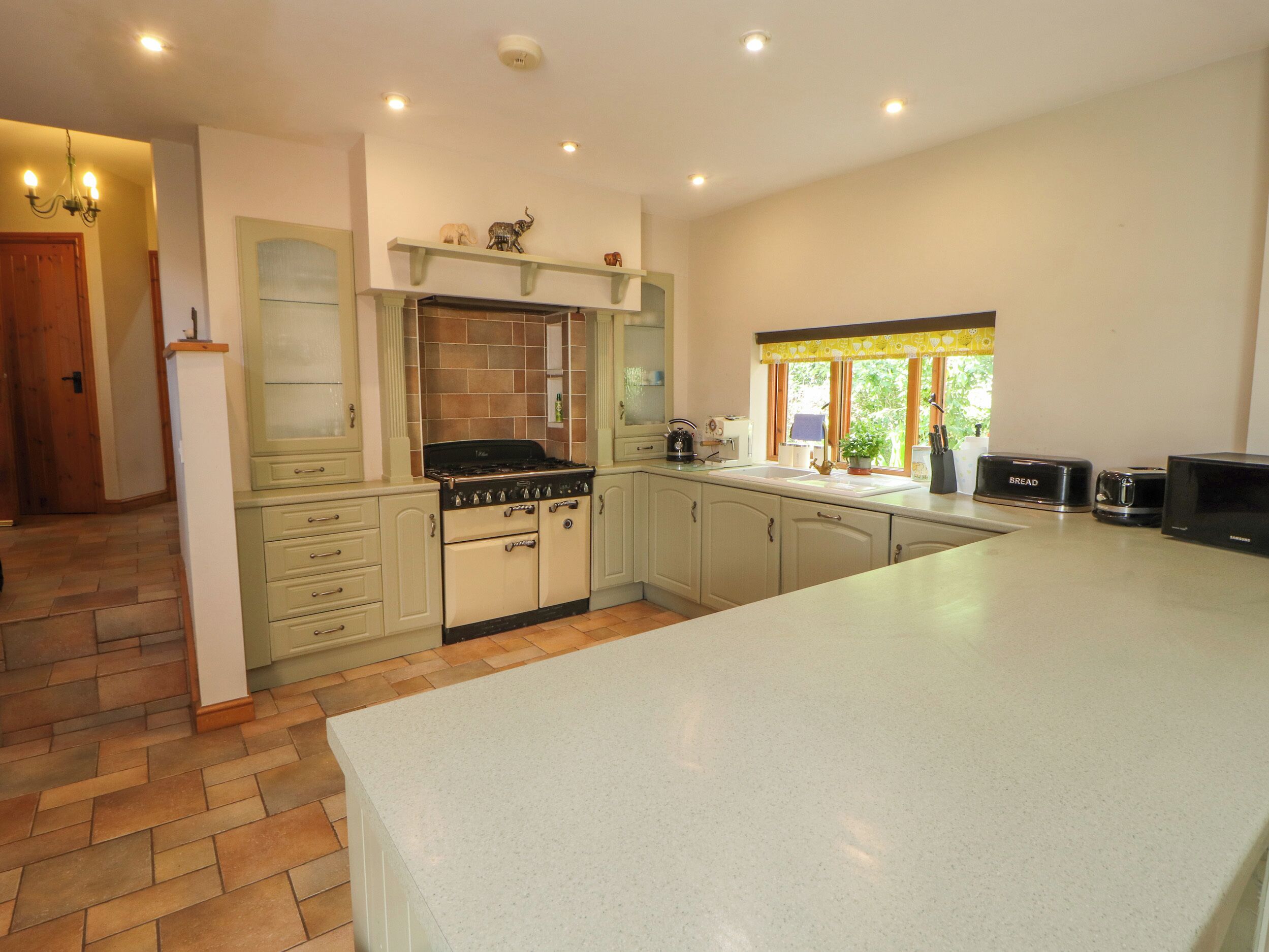 Tủ lạnh, ấm điện, lò nướng bánh mì, dụng cụ nấu nướng/bát dĩa/dao nĩa 