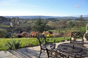 Outdoor dining - Quarry House (Montgomery)