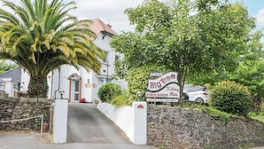 A hotel named 'Big Tree' with a sign indicating 'Vacancies' and 'Winter Lets Available'. - Flat 4, Big Tree Holiday Flats (Paignton)