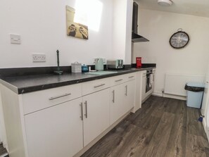 Cookware/dishes/utensils - 23 Dock Road (Lytham St. Anne's)