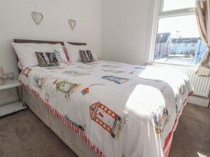 3 bedrooms, individually decorated, individually furnished, free WiFi - 23 Dock Road (Lytham St. Anne's)