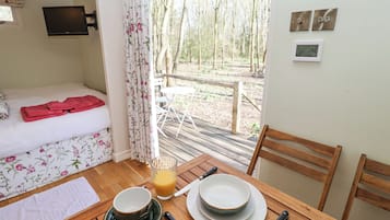 1 bedroom, individually decorated, individually furnished