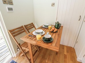 Dining - Woodlands Retreat Shepherd's Hut (Woodbridge)