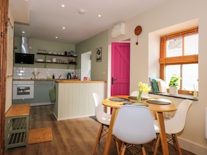 Fridge, microwave, dishwasher, toaster - Claire's Cottage (Bangor)