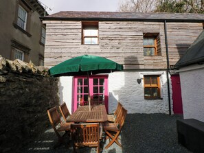 Outdoor dining - Claire's Cottage (Bangor)