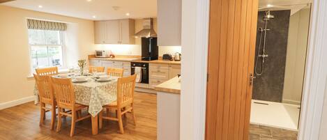 Lave-vaisselle, batterie de cuisine, vaisselle et ustensiles