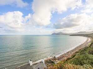 Beach nearby - Coastal Retreat (Pwllheli)