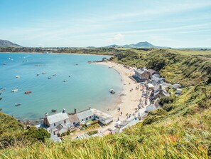 Beach nearby - Coastal Retreat (Pwllheli)