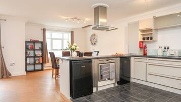 Lave-vaisselle, batterie de cuisine, vaisselle et ustensiles