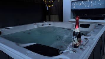 Cottage | Outdoor spa tub
