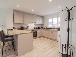Fridge, electric kettle, toaster, cookware/dishes/utensils - Inishnee House (Ipswich)