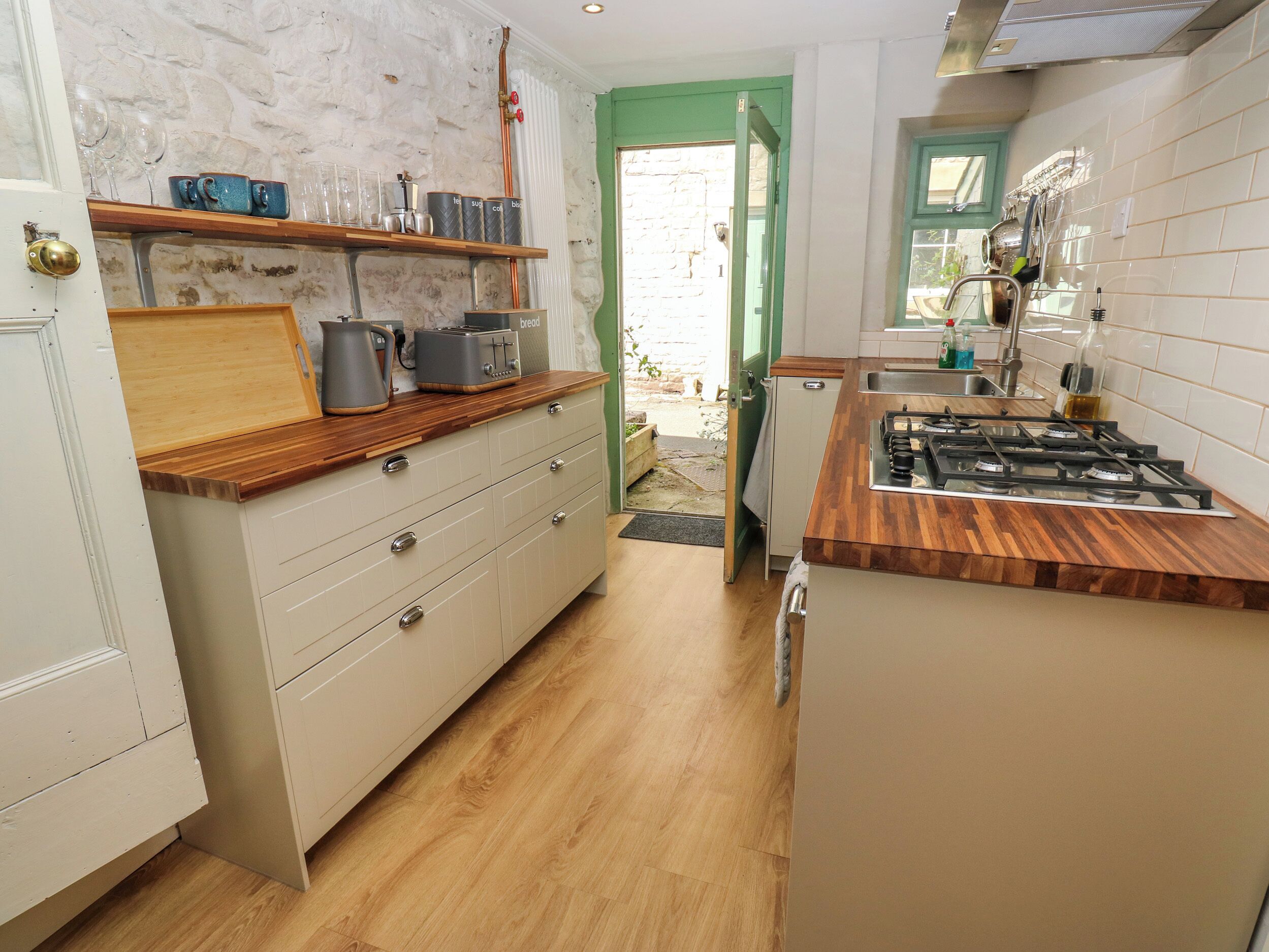 Geladeira, lava-louças, chaleira elétrica, torradeira