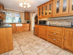 Kühlschrank, Geschirrspüler, Wasserkocher, Toaster