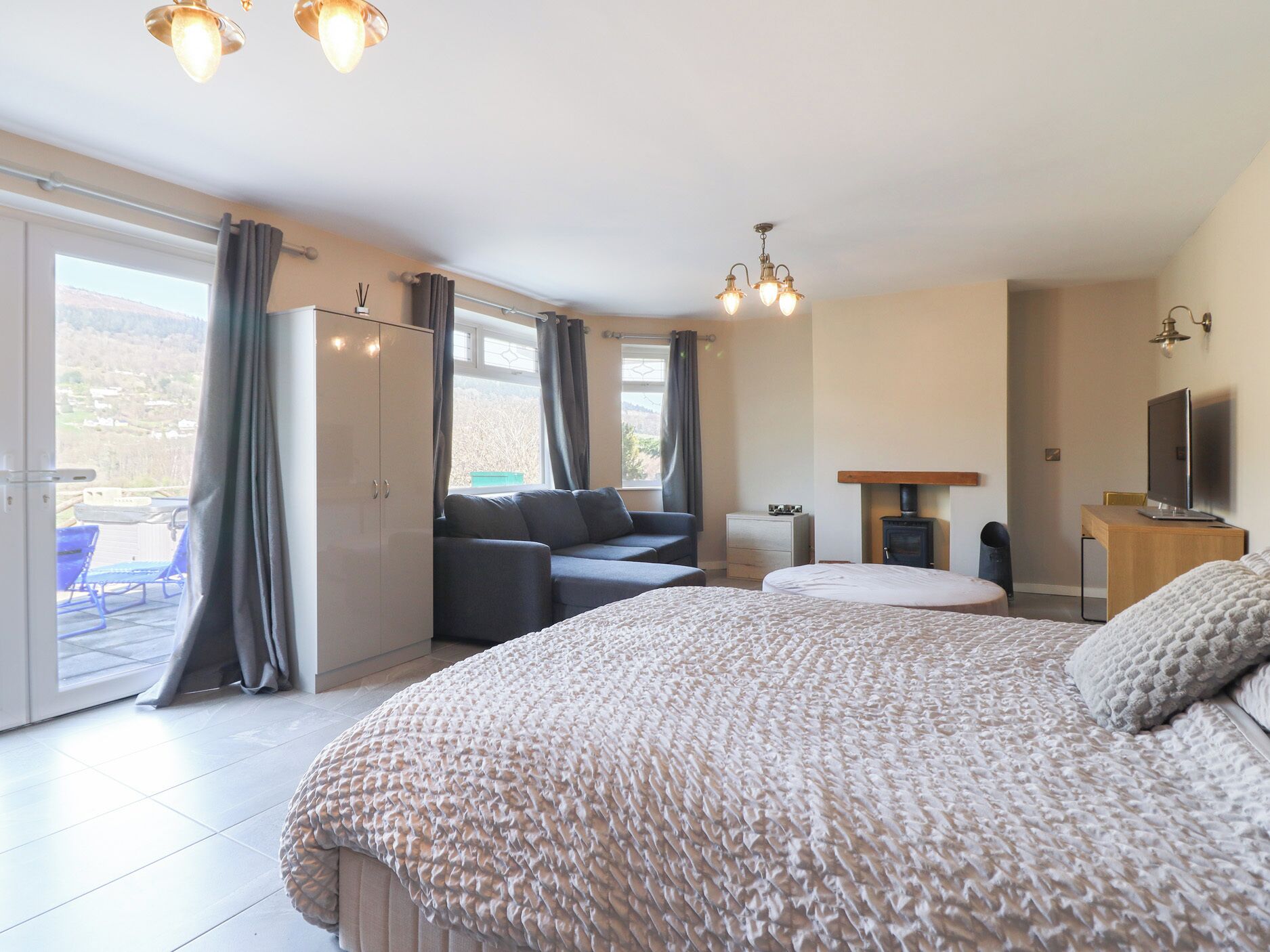 4 bedrooms, individually decorated, individually furnished, free WiFi