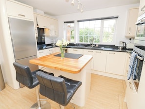 Fridge, microwave, toaster, cookware/dishes/utensils - Bay Cottage (Bembridge)