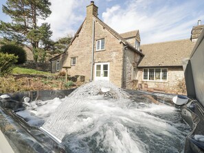 Banyera d'hidromassatge a l'aire lliure