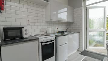 電冰箱、電熱水壺、烤麵包機、鍋具/餐盤/廚房用品
