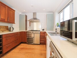 Refrigerador, lavavajillas, tetera/pava eléctrica, tostadora